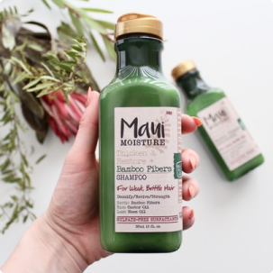 ma mão feminina segurando um frasco de Elixir