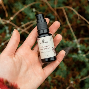Uma mão segurando um frasco de Essência de Patchouli